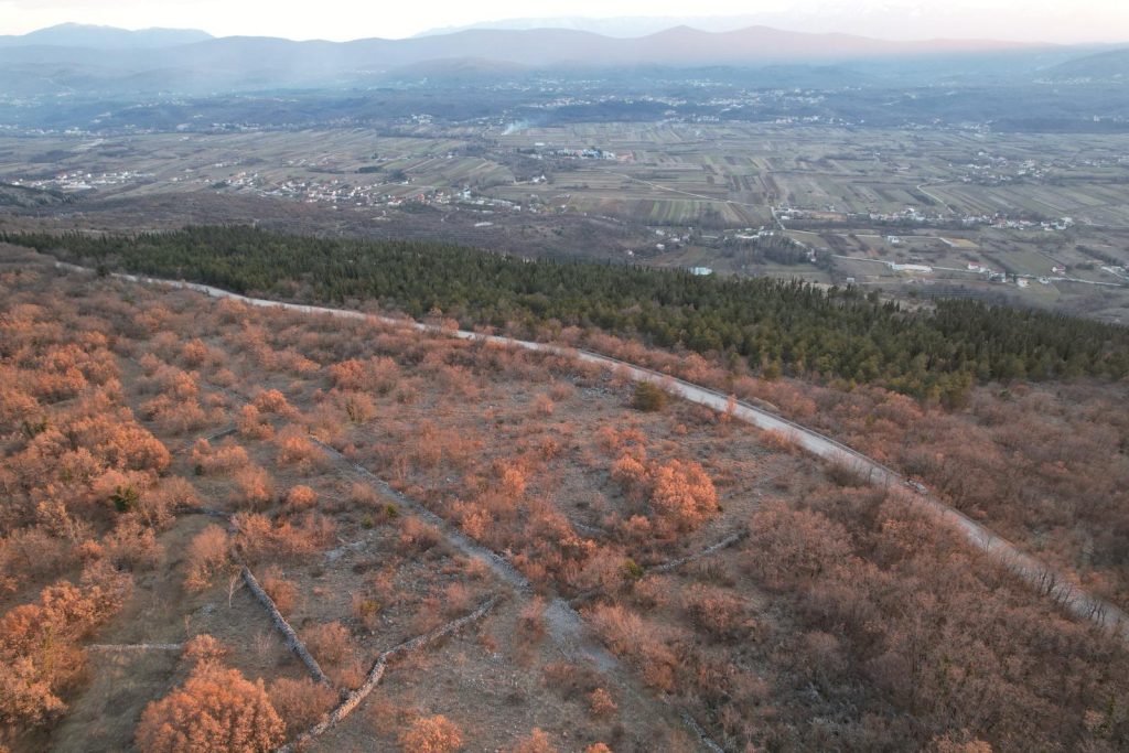 Attractive land Crveno jezero, 5100m2 Imotski – 1