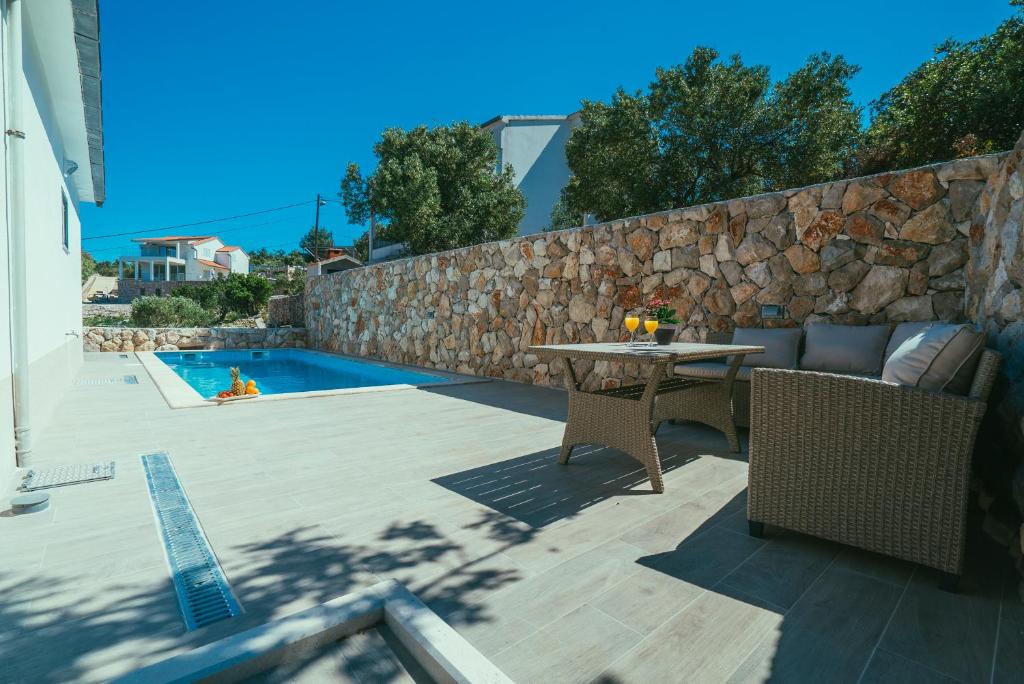 House, first row to the sea, Drvenik Veliki, 90.00 m2 – 2