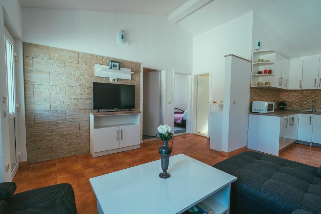 House, first row to the sea, Drvenik Veliki, 90.00 m2 – 13