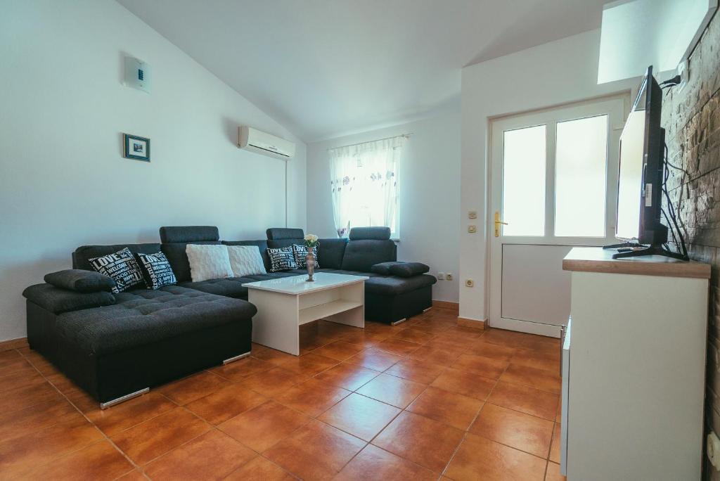 House, first row to the sea, Drvenik Veliki, 90.00 m2 – 22