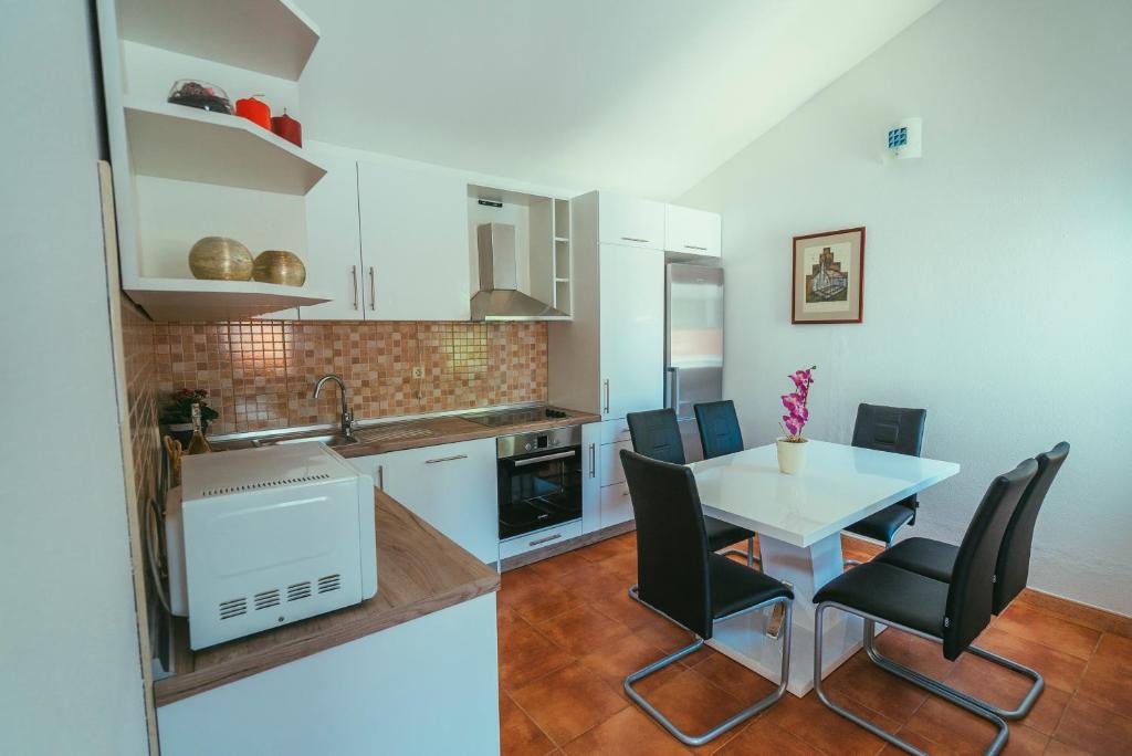 House, first row to the sea, Drvenik Veliki, 90.00 m2 – 23