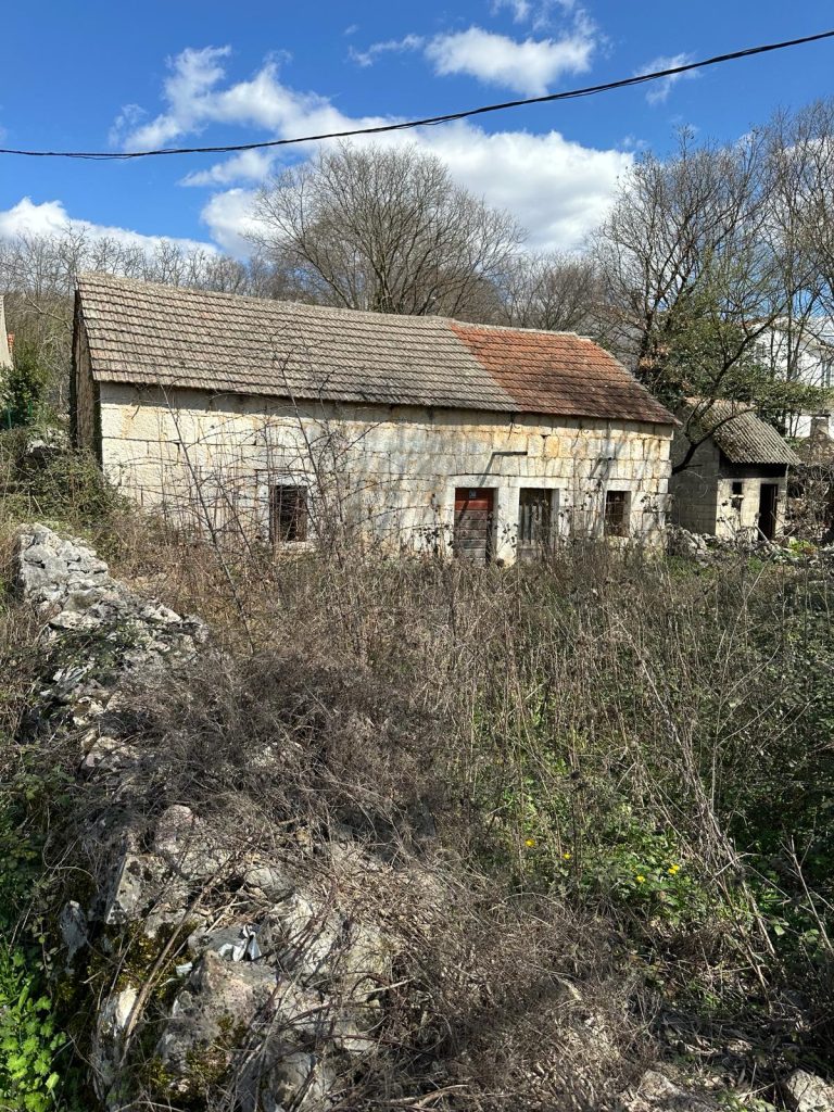 Stone house with a yard, Donji Vinjani, 460 m2 – 2