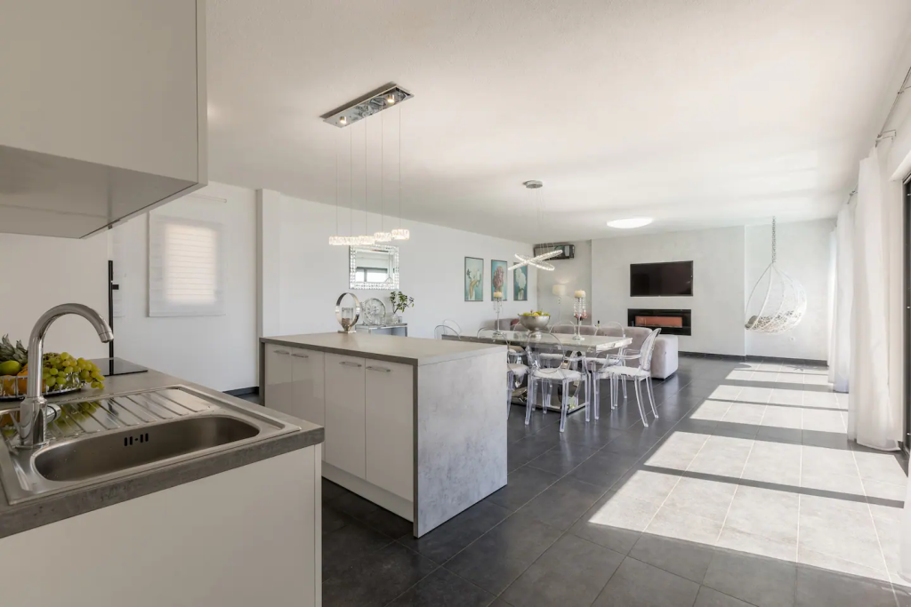 Beautiful villa: Podstrana, 200.00 m2 + 1400m2 garden for sale – 15