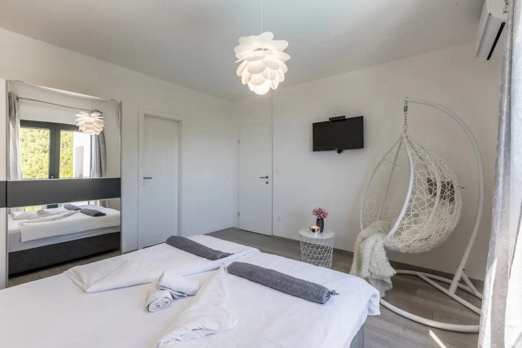 Beautiful villa: Podstrana, 200.00 m2 + 1400m2 garden for sale – 6