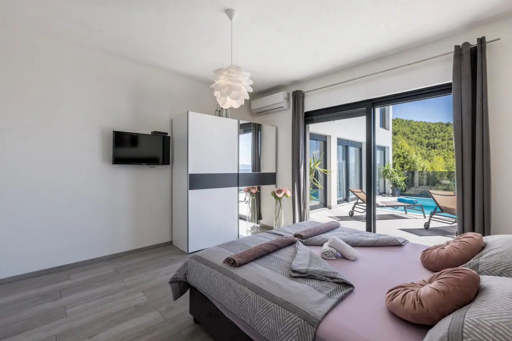 Beautiful villa: Podstrana, 200.00 m2 + 1400m2 garden for sale – 1