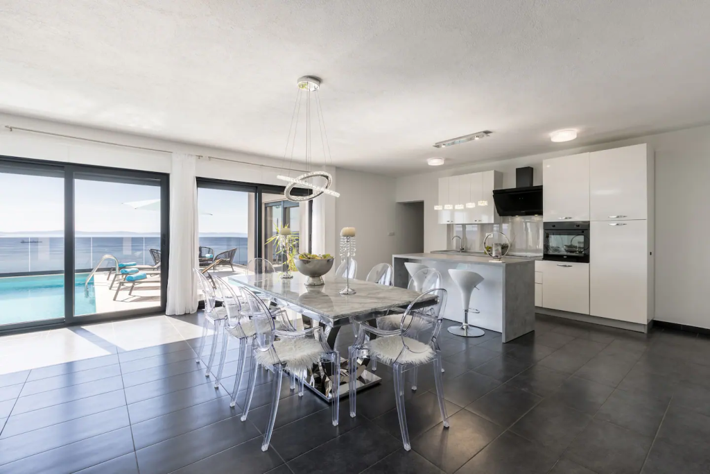 Beautiful villa: Podstrana, 200.00 m2 + 1400m2 garden for sale – 2