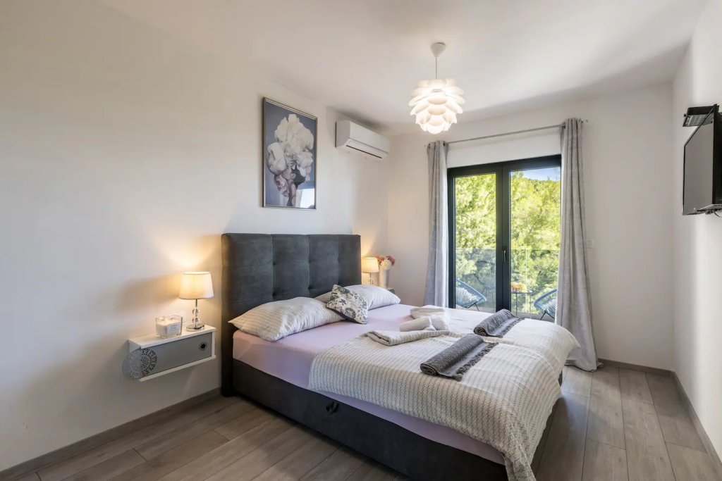 Beautiful villa: Podstrana, 200.00 m2 + 1400m2 garden for sale – 11