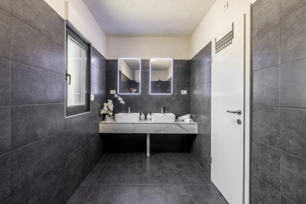 Beautiful villa: Podstrana, 200.00 m2 + 1400m2 garden for sale – 7