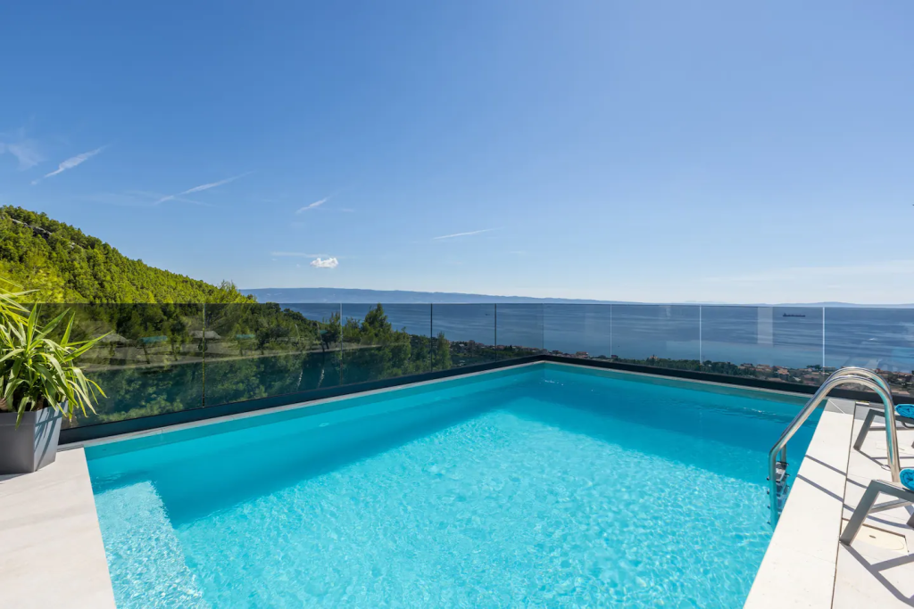 Beautiful villa: Podstrana, 200.00 m2 + 1400m2 garden for sale – 18