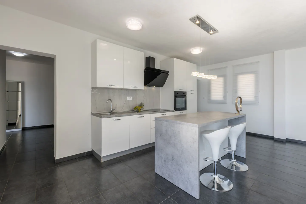 Beautiful villa: Podstrana, 200.00 m2 + 1400m2 garden for sale – 21