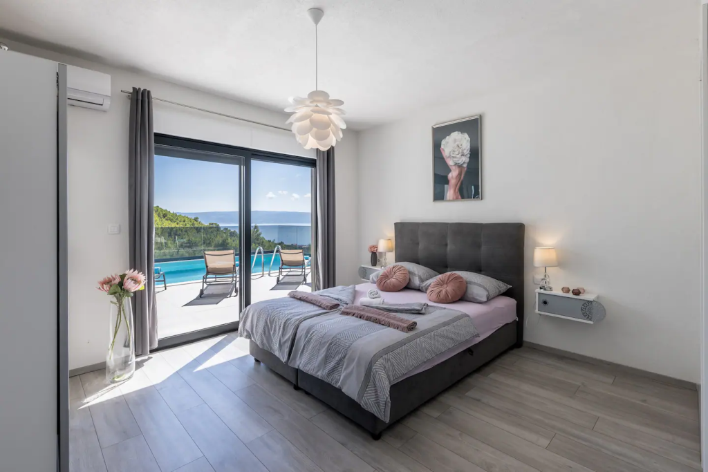 Beautiful villa: Podstrana, 200.00 m2 + 1400m2 garden for sale – 24