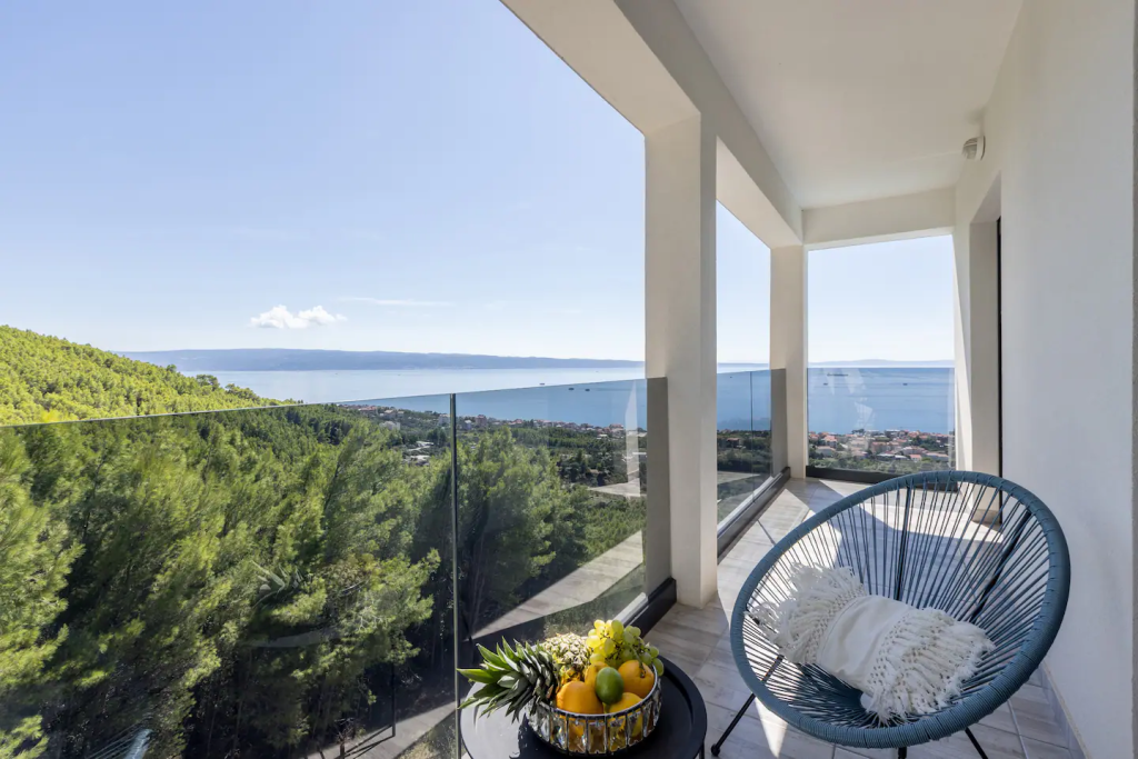 Beautiful villa: Podstrana, 200.00 m2 + 1400m2 garden for sale – 25