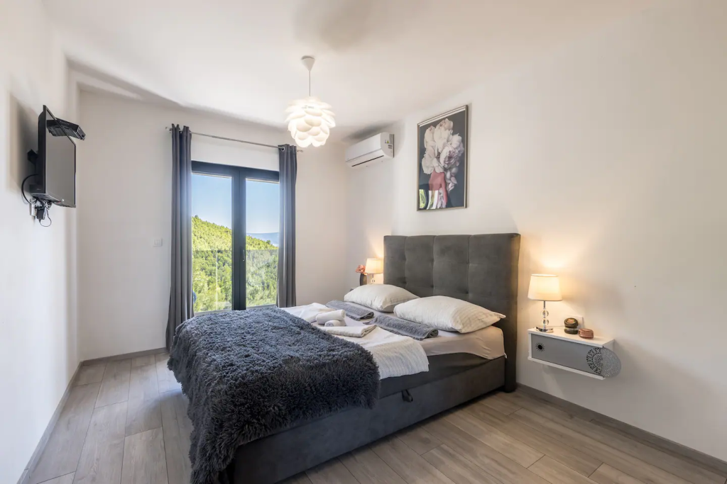 Beautiful villa: Podstrana, 200.00 m2 + 1400m2 garden for sale – 30