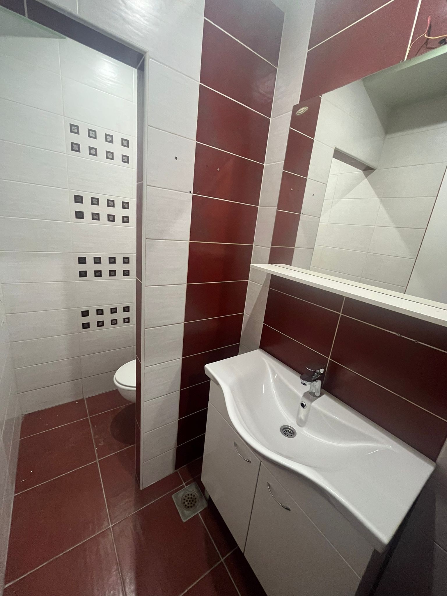POSLOVNI PROSTOR ZA NAJAM – CENTAR IMOTSKOG, 140m2 * 2 – 8